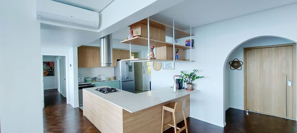 Deluxe Apartment | Private kitchen | Fridge, microwave, oven, stovetop