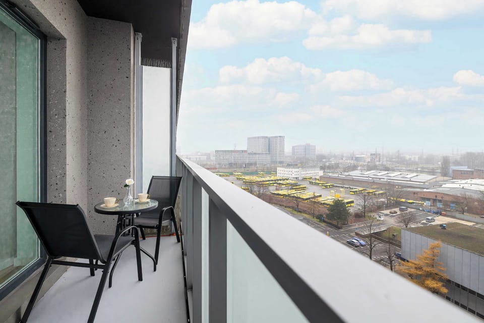 The open perspective and surrounding views give even a short stay a sense of space and lightness.