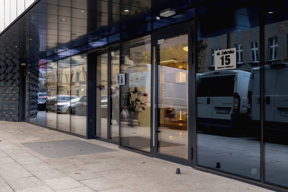 The glass-fronted entrance highlights the urban character of the development and provides easy access straight from the street.