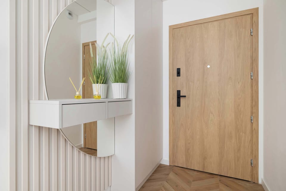 The view of the entrance area with functional built-ins provides a sense of order and comfort from the moment you step inside.