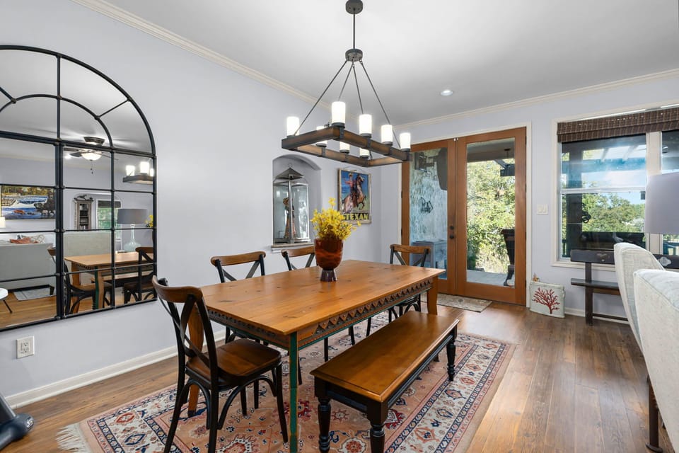 Cozy dining area perfect for family gatherings.