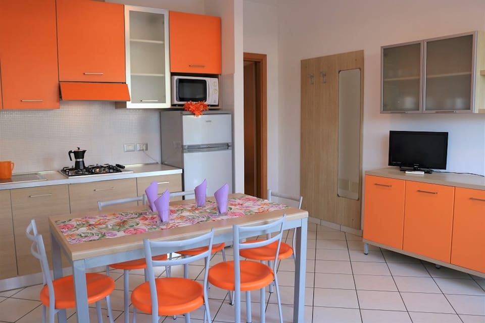 Apartment, 1 Bedroom, Patio | Dining room