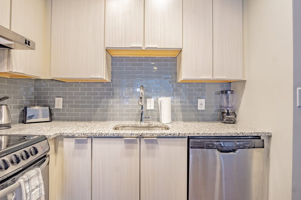 Apartment, 2 Bedrooms | Private kitchen | Fridge, oven, stovetop, coffee/tea maker