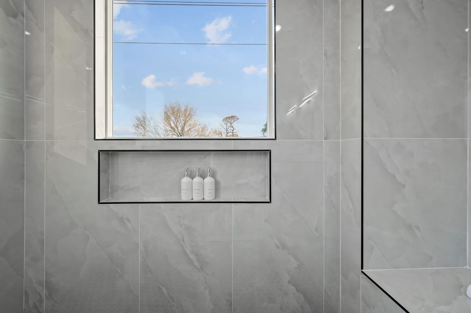 Space 1 – Bathroom (walk-in shower niche)