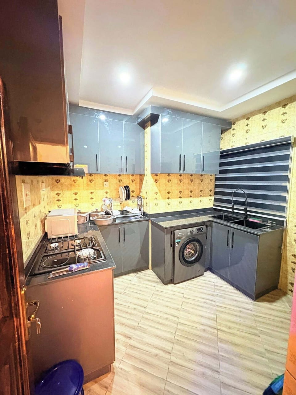 Family Apartment, Balcony, City View | Private kitchen | Fridge, microwave, oven, stovetop