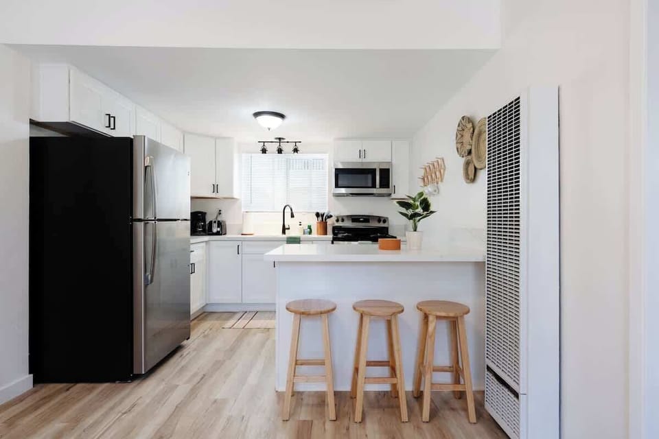 Enjoy your morning coffee at the breakfast bar as you keep the chef company