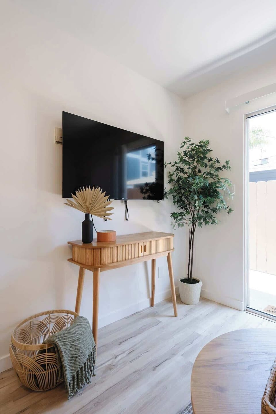 Stream a movie or the latest series on the 50" HDTV with Hulu and Netflix