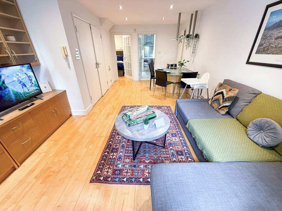 Living room w/ smart tv & double sofa bed | Paddington, Little Venice, Hyde Park