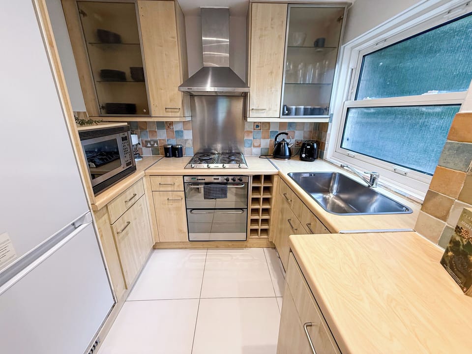 Fully equipped kitchen | Paddington 4BDR House near Little Venice & Hyde Park