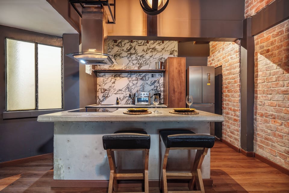 Deluxe Studio, City View | Dining room