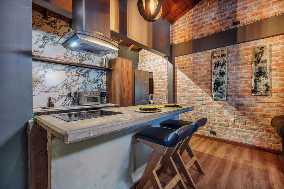 Deluxe Studio, City View | Dining room