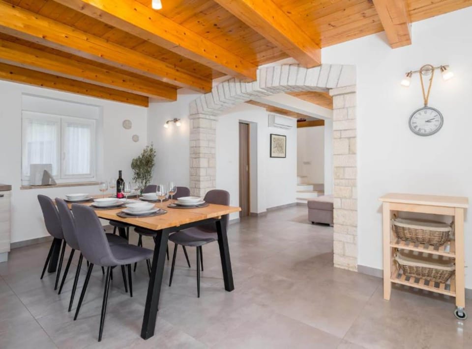 House (Three bedroom villa) | Dining room