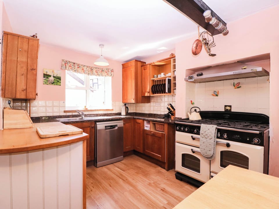 Cottage | Private kitchen | Cookware/dishes/utensils