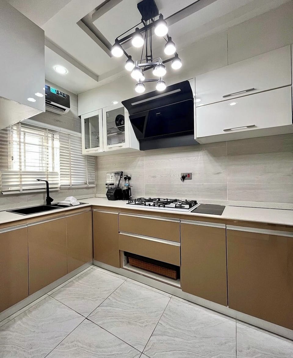 Family Apartment, Balcony, City View | Private kitchen | Fridge, microwave, oven, stovetop