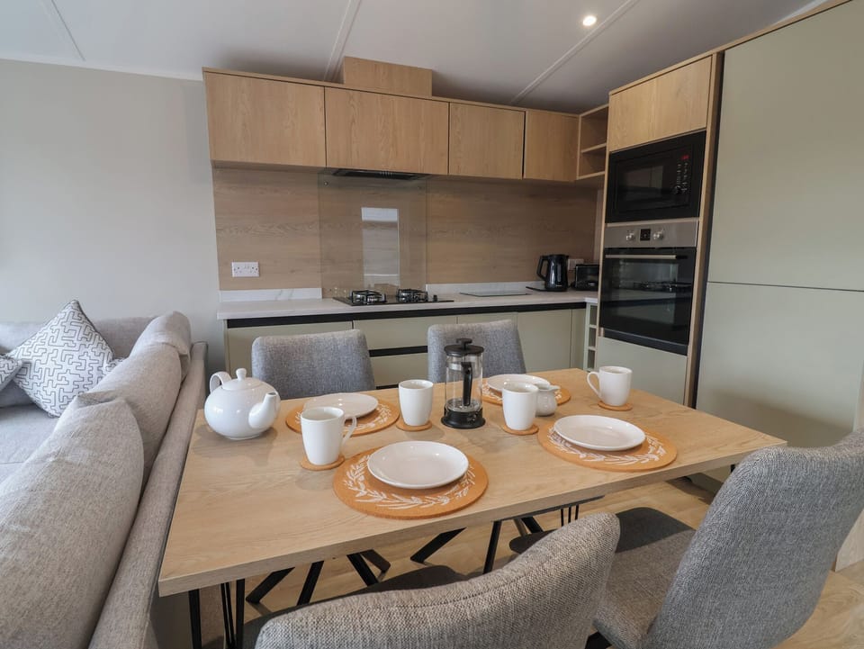 Cottage | Dining