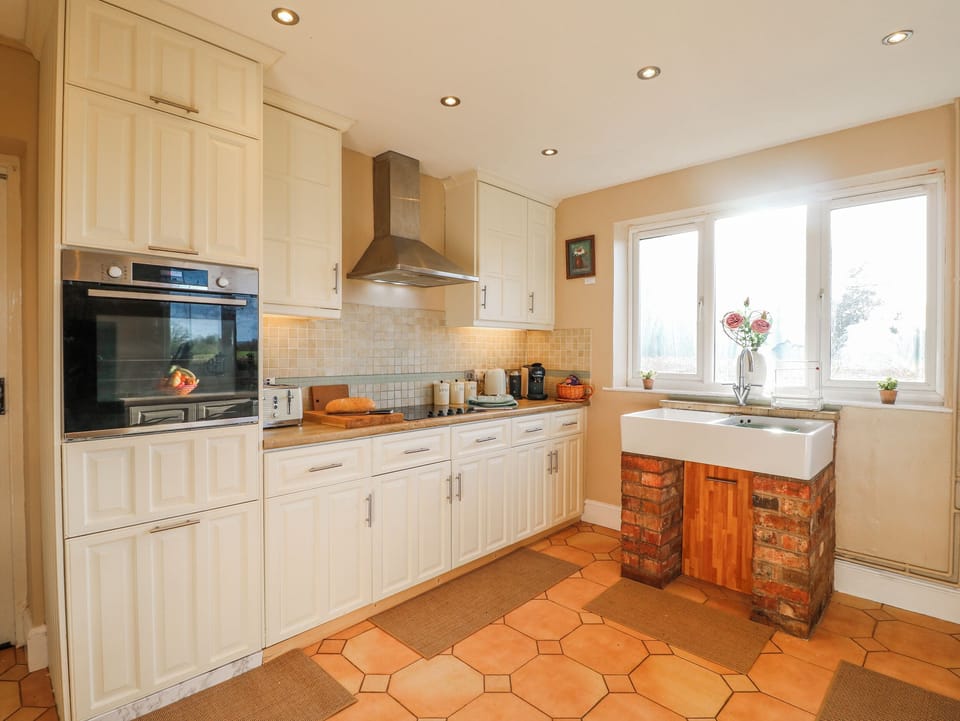 Cottage | Private kitchen | Fridge, microwave, dishwasher, toaster
