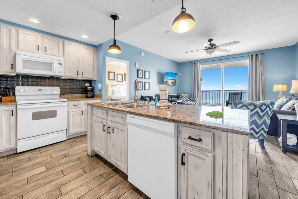 Condo, 1 King Bed with Sofa bed (Sterling Reef 505) | Private kitchen