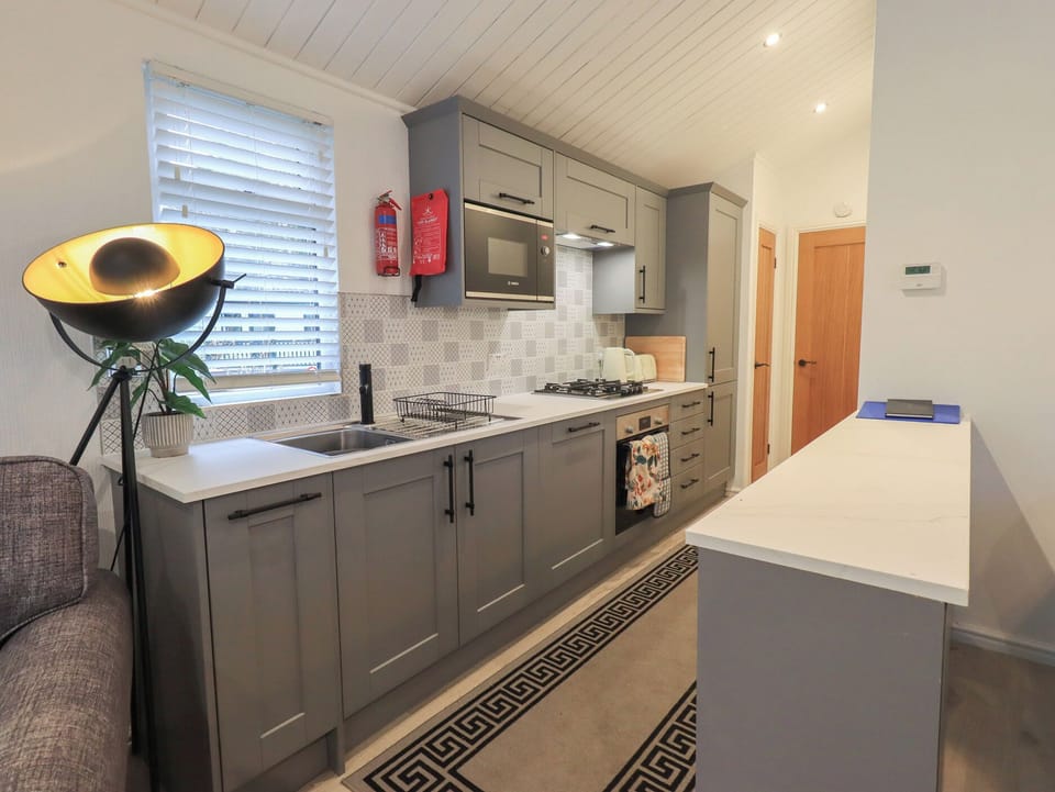 Cottage | Private kitchen | Dishwasher, cookware/dishes/utensils