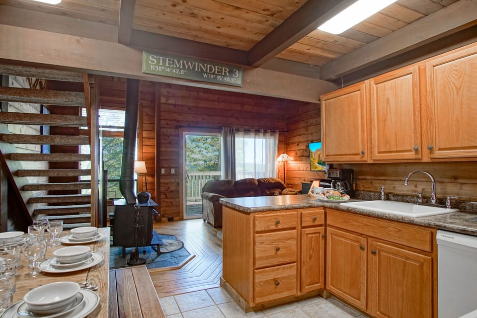 Condo, Multiple Beds, Fireplace, Mountain View (3 Br+: Stemwinder 3) | Interior