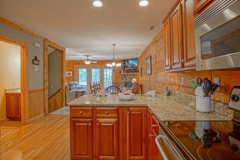 House, Multiple Beds, Pool Access, Mountain View (5 Br: Loggers Run 7) | Private kitchen