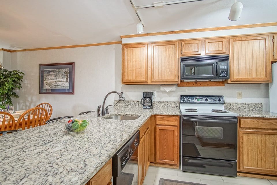 House, Multiple Beds, Patio, Mountain View (2 Br: Powderidge 17) | Private kitchen
