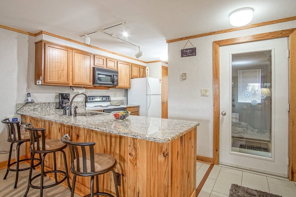House, Multiple Beds, Patio, Mountain View (2 Br: Powderidge 17) | Private kitchen