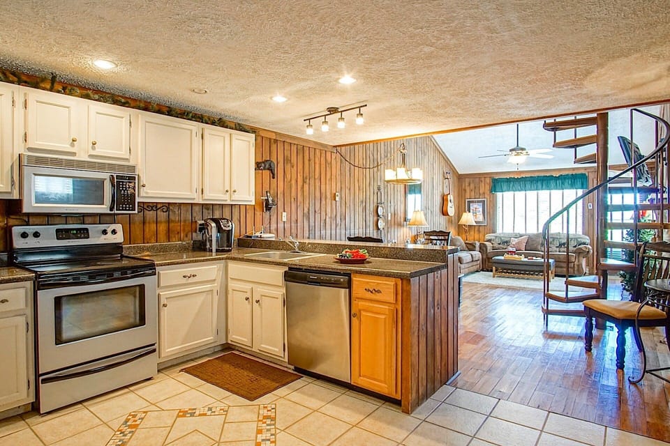 House, Multiple Beds, Patio, Mountain View (2 Br: Wabasso 10) | Private kitchen