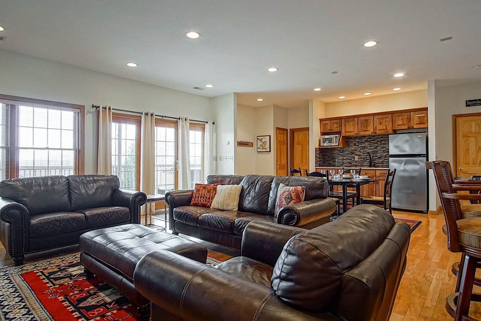 House, Multiple Beds, Pool Access, Mountain View (4 Br: N. Westridge Rd. 32) | Living area