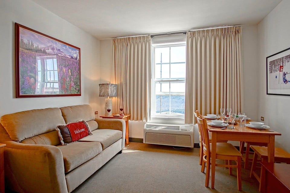 Studio, 1 King Bed with Sofa bed, Pool Access, Mountain View (Expedition Station #306: Slope Side) | Living area