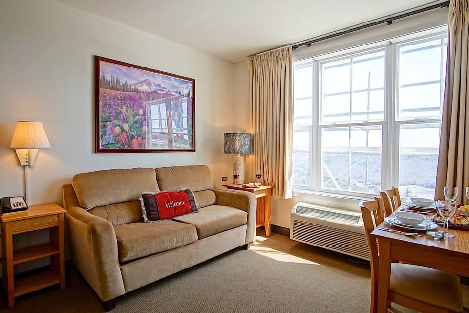 Studio, 1 King Bed with Sofa bed, Pool Access, Mountain View (Expedition Station #306: Slope Side) | Living area