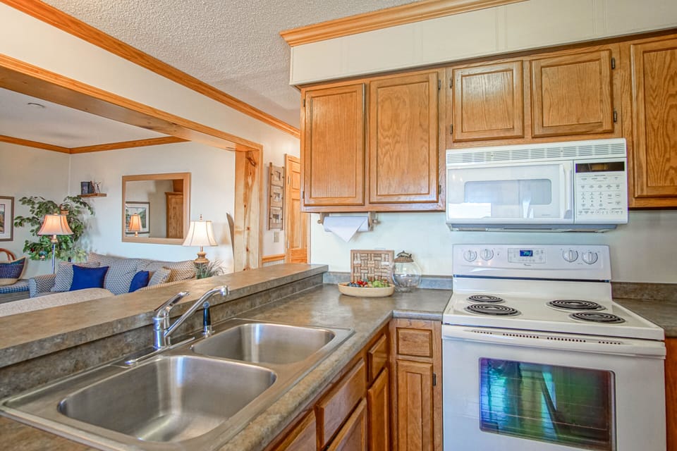 Condo, Multiple Beds, Balcony, Mountain View (3 Br: Summit 301 A) | Private kitchen