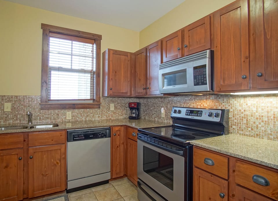 House, Multiple Beds, Hot Tub, Mountain View (2 Br: Soaring Eagle 317) | Private kitchen