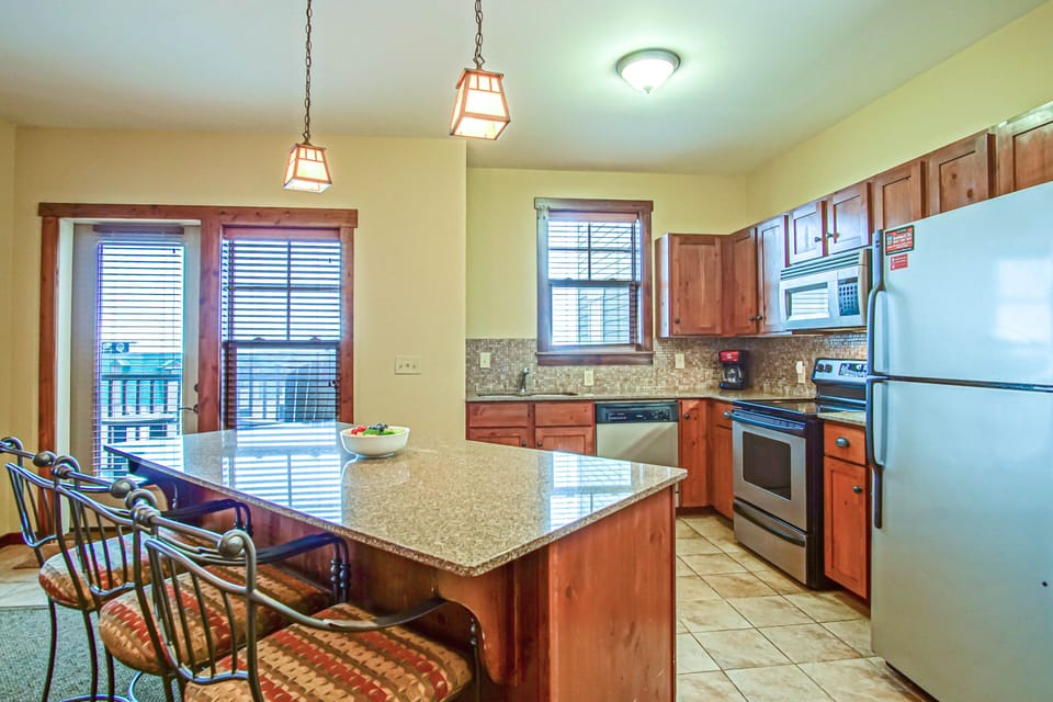 House, Multiple Beds, Hot Tub, Mountain View (2 Br: Soaring Eagle 317) | Private kitchen