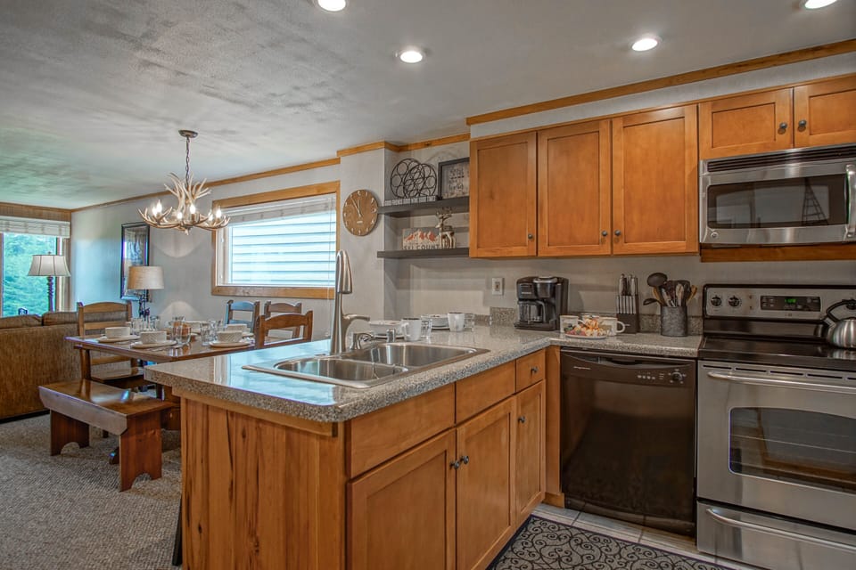 Condo, Multiple Beds, Balcony, Mountain View (2 Br: Powderidge 40) | Private kitchen