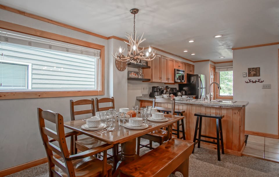 Condo, Multiple Beds, Balcony, Mountain View (2 Br: Powderidge 40) | 2 bedrooms, individually decorated, individually furnished, bed sheets