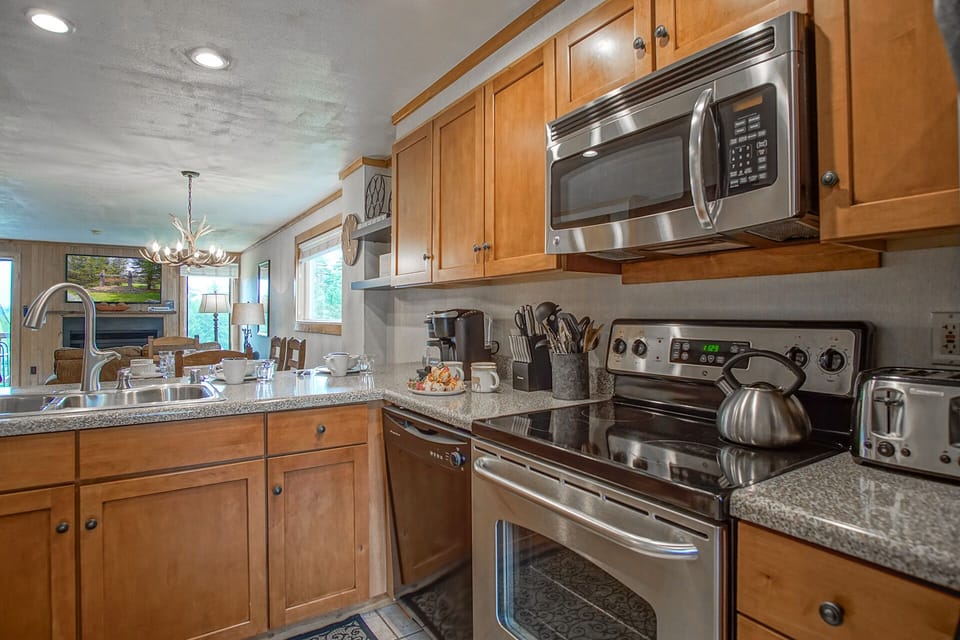 Condo, Multiple Beds, Balcony, Mountain View (2 Br: Powderidge 40) | Private kitchen