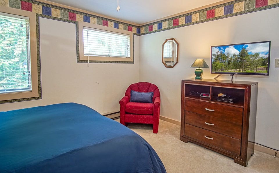 Condo, Multiple Beds, Balcony, Mountain View (2 Br: Powderidge 04) | 2 bedrooms, individually decorated, individually furnished, bed sheets