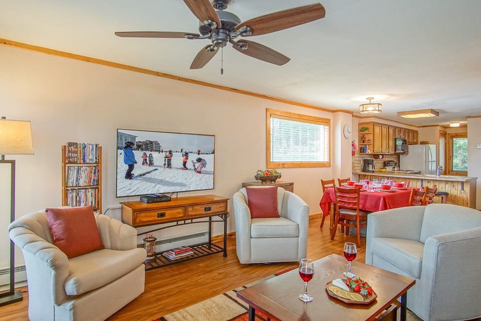 Condo, Multiple Beds, Balcony, Mountain View (2 Br: Powderidge 04) | Living area