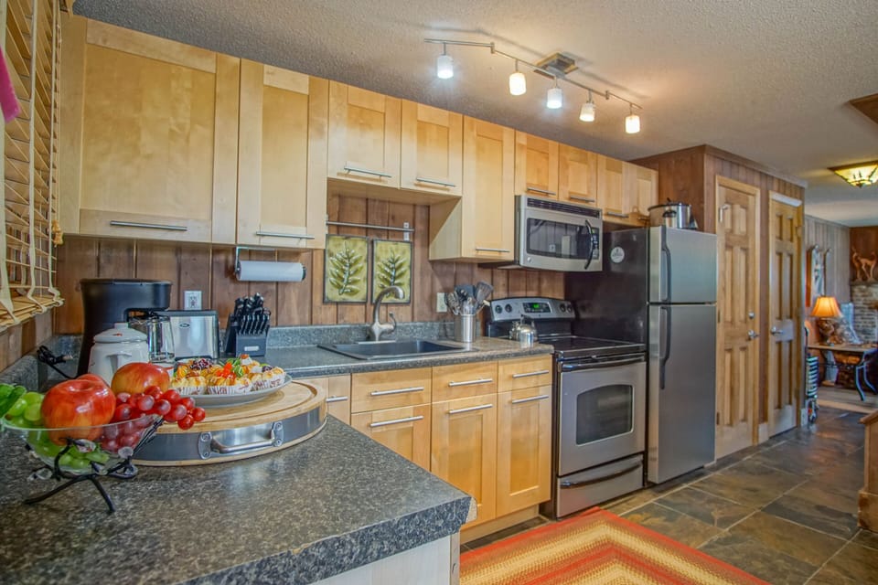 Condo, Multiple Beds, Pool Access, Mountain View (2 Br: TreeTop 19) | Private kitchen