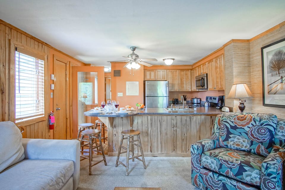 Condo, 1 Queen Bed with Sofa bed, Balcony, Mountain View (1 Br: Powderidge 01) | Living area