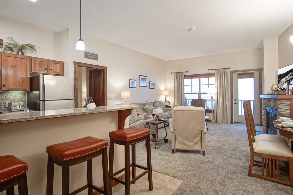 Condo, Multiple Beds, Hot Tub, Mountain View (2 Br: Soaring Eagle 402) | Living area