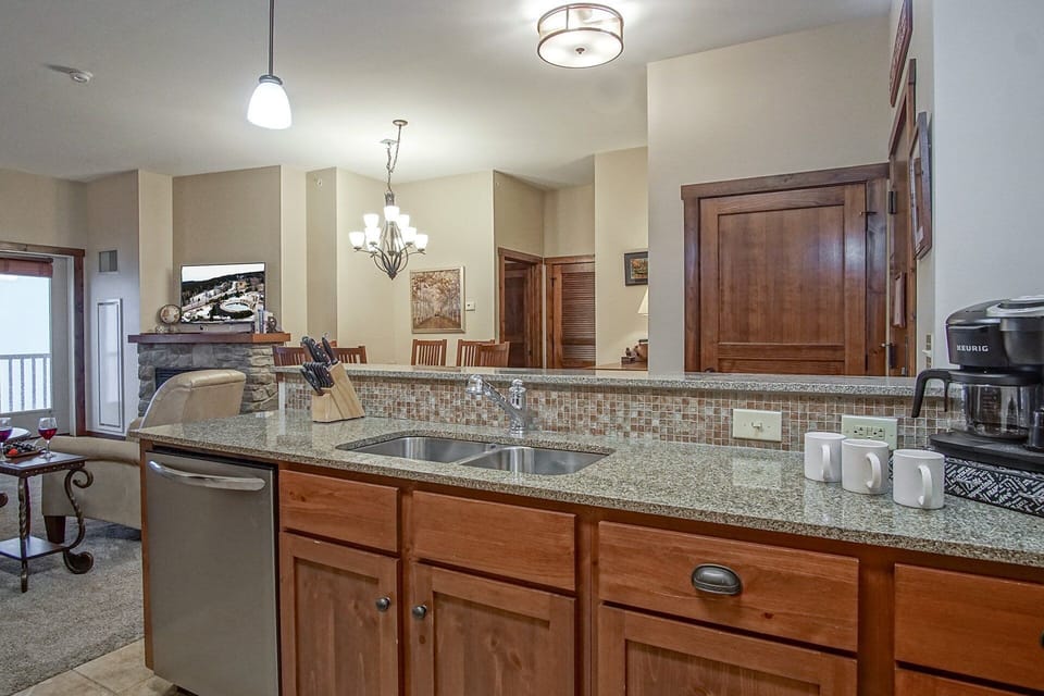 Condo, Multiple Beds, Hot Tub, Mountain View (2 Br: Soaring Eagle 402) | Interior