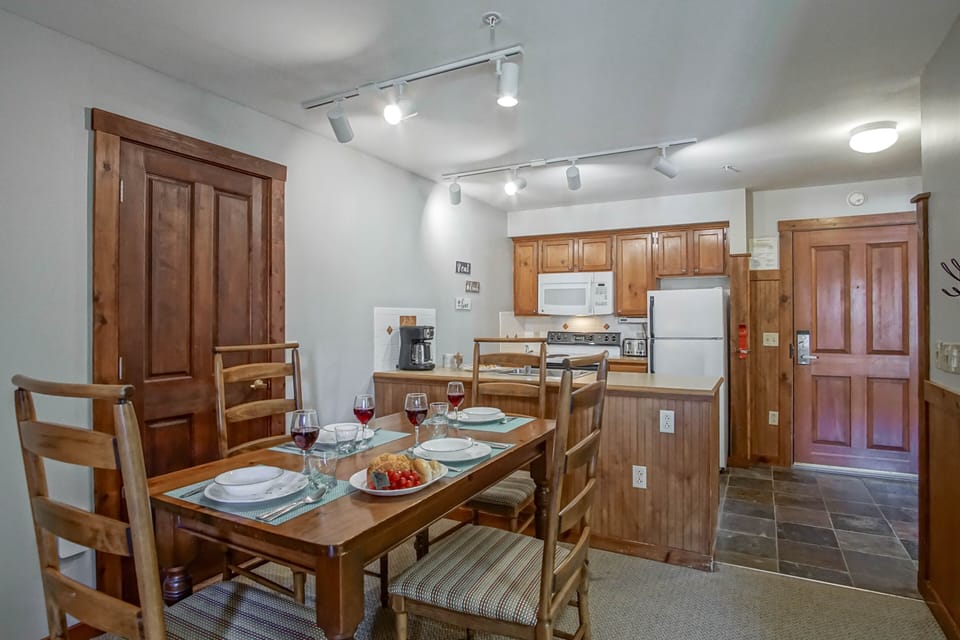 Condo, 1 Queen Bed with Sofa bed, Hot Tub, Mountain View (1 Br: Rimfire 322) | 1 bedroom, individually decorated, individually furnished, bed sheets