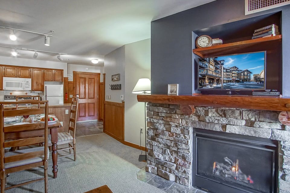 Condo, 1 Queen Bed with Sofa bed, Hot Tub, Mountain View (1 Br: Rimfire 322) | Interior