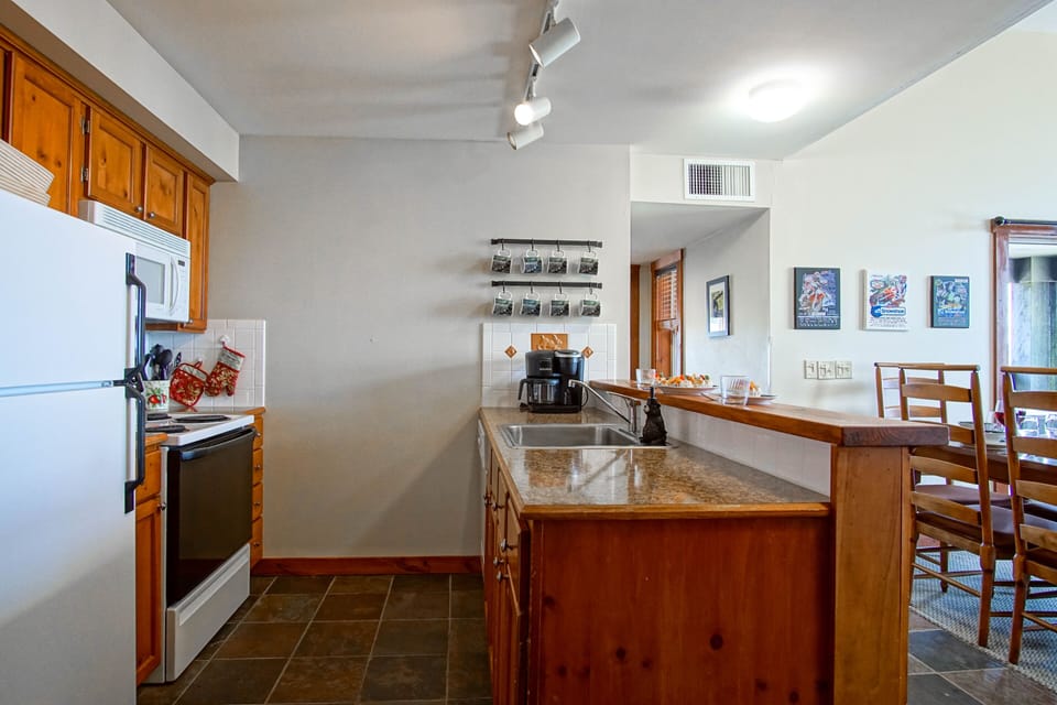 Condo, Multiple Beds, Hot Tub, Mountain View (2 Br: Rimfire 351-352) | Private kitchen