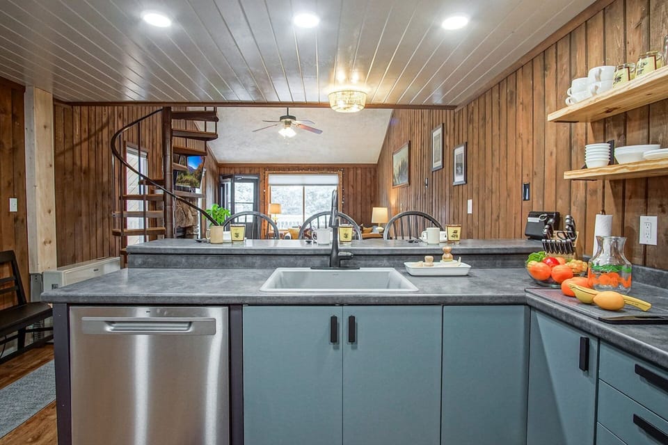 House, Multiple Beds, Patio, Mountain View (2 Br: Wabasso 5) | Private kitchen