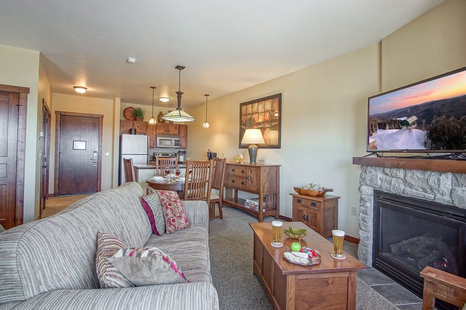 Condo, 1 Queen Bed with Sofa bed, Jetted Tub, Mountain View (1 Br Studio: Soaring Eagle 315) | Living area