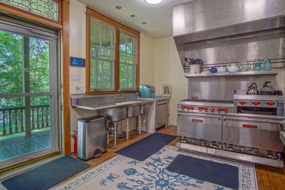 House, Multiple Beds, Patio, Mountain View (5 Br: Glaab House) | Private kitchen