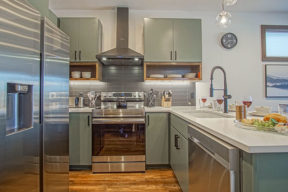 House, Multiple Beds, Pool Access, Mountain View (3 Br: Sanctuary 185) | Private kitchen