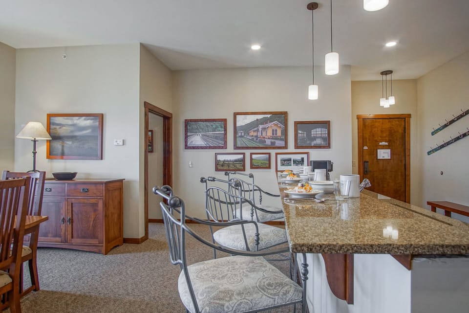 Condo, Multiple Beds, Hot Tub, Mountain View (3 Br: Soaring Eagle 404) | 3 bedrooms, individually decorated, individually furnished, bed sheets